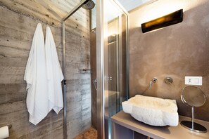 Villa, 5 Bedrooms | Bathroom | Separate bathtub and shower, rainfall showerhead, hair dryer, bidet