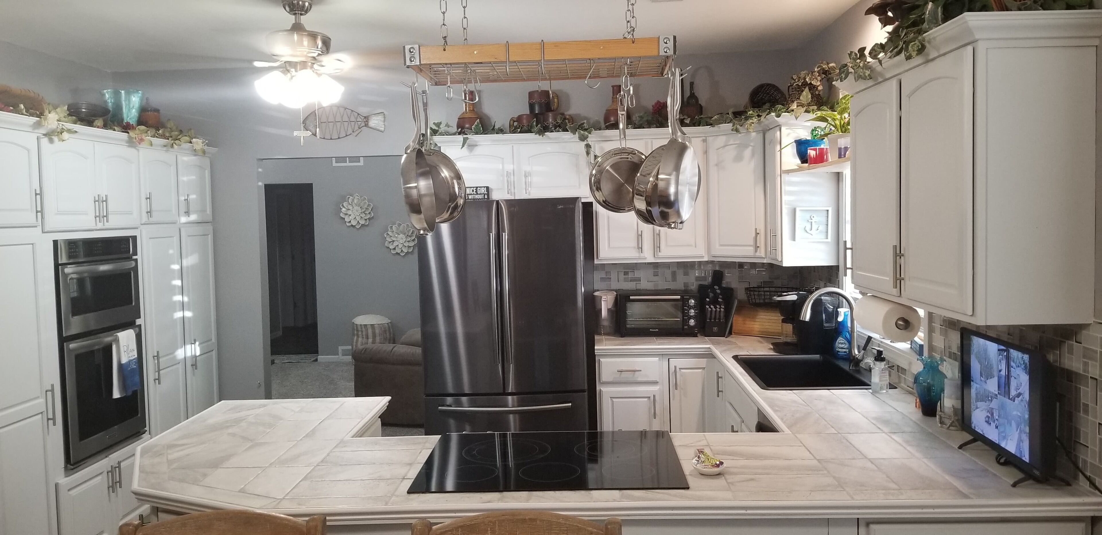 LAKE retreat! Private lake w/all comforts of home! Close to KC!