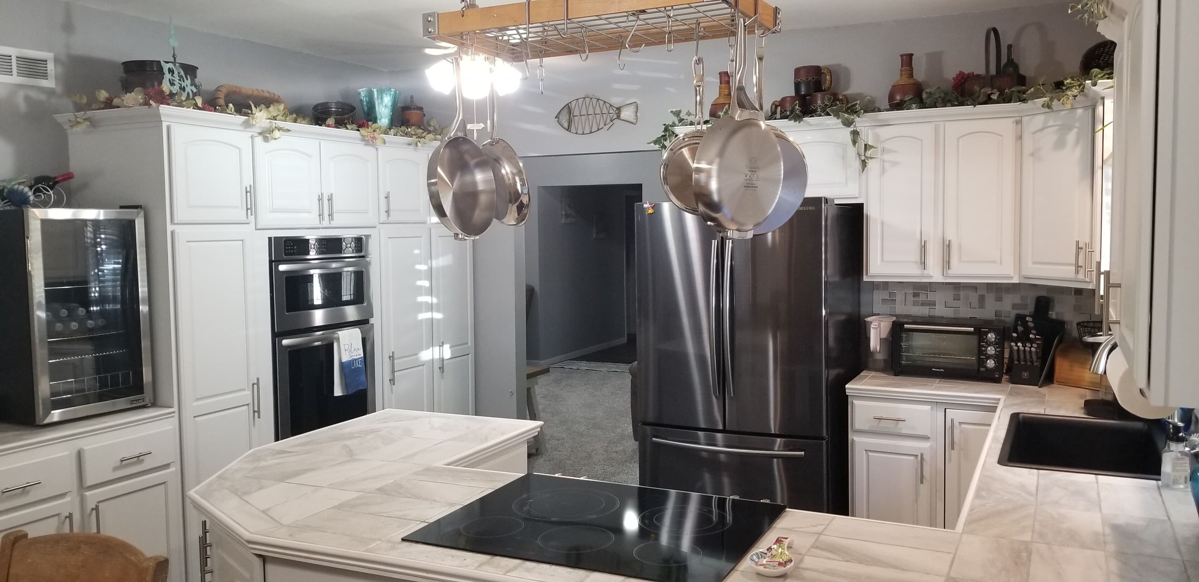 LAKE retreat! Private lake w/all comforts of home! Close to KC!