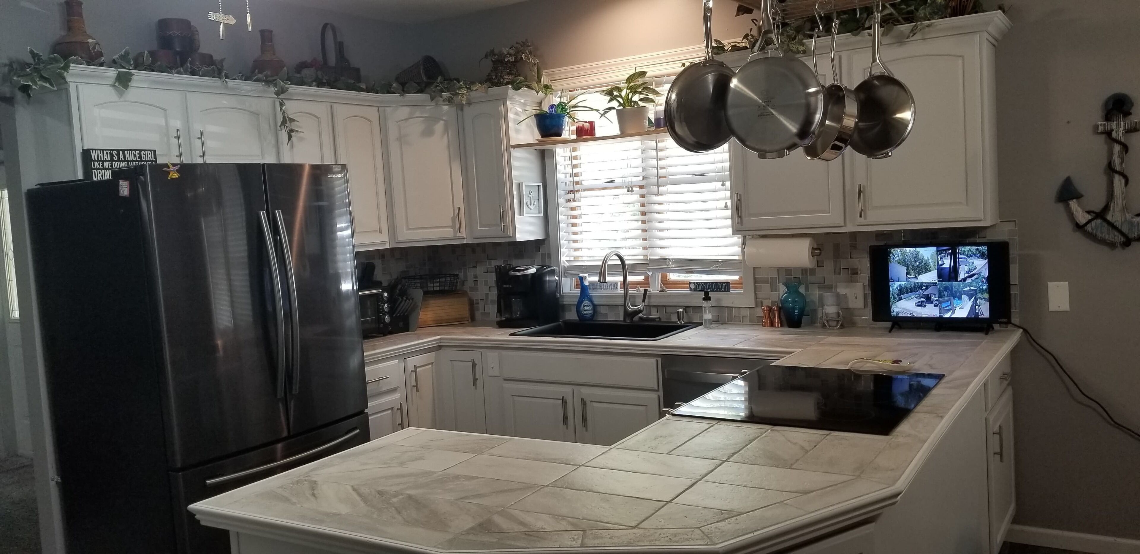 LAKE retreat! Private lake w/all comforts of home! Close to KC!