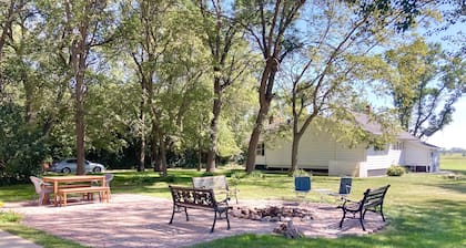 5 BR/2.5 BA Hunting & Fishing Lodge