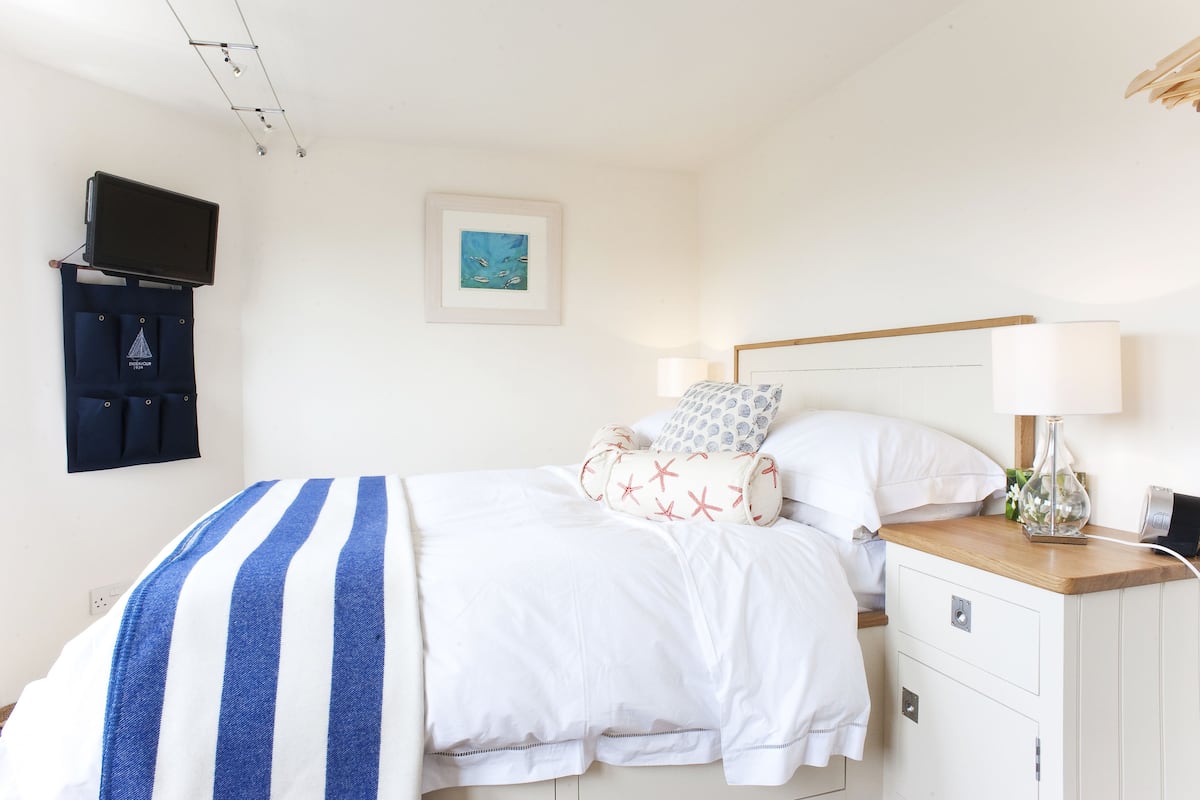 Design Room, 1 Double Bed, Non Smoking, Garden View | Television