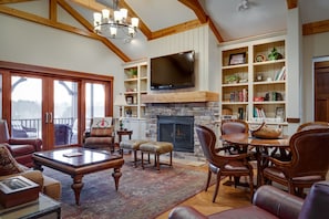Smart TV, fireplace, books, stereo