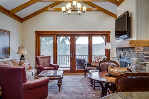 Smart TV, fireplace, books, stereo