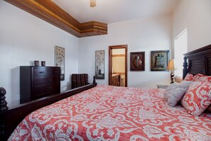 3 bedrooms, in-room safe, desk, free WiFi