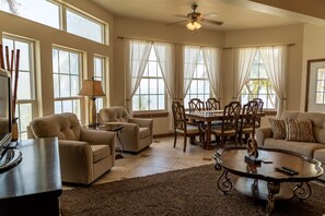 Smart TV, DVD player, books - Ocean Front - 3 bedroom, 3 bath condo. Great Location. Great View.  (San Pedro)