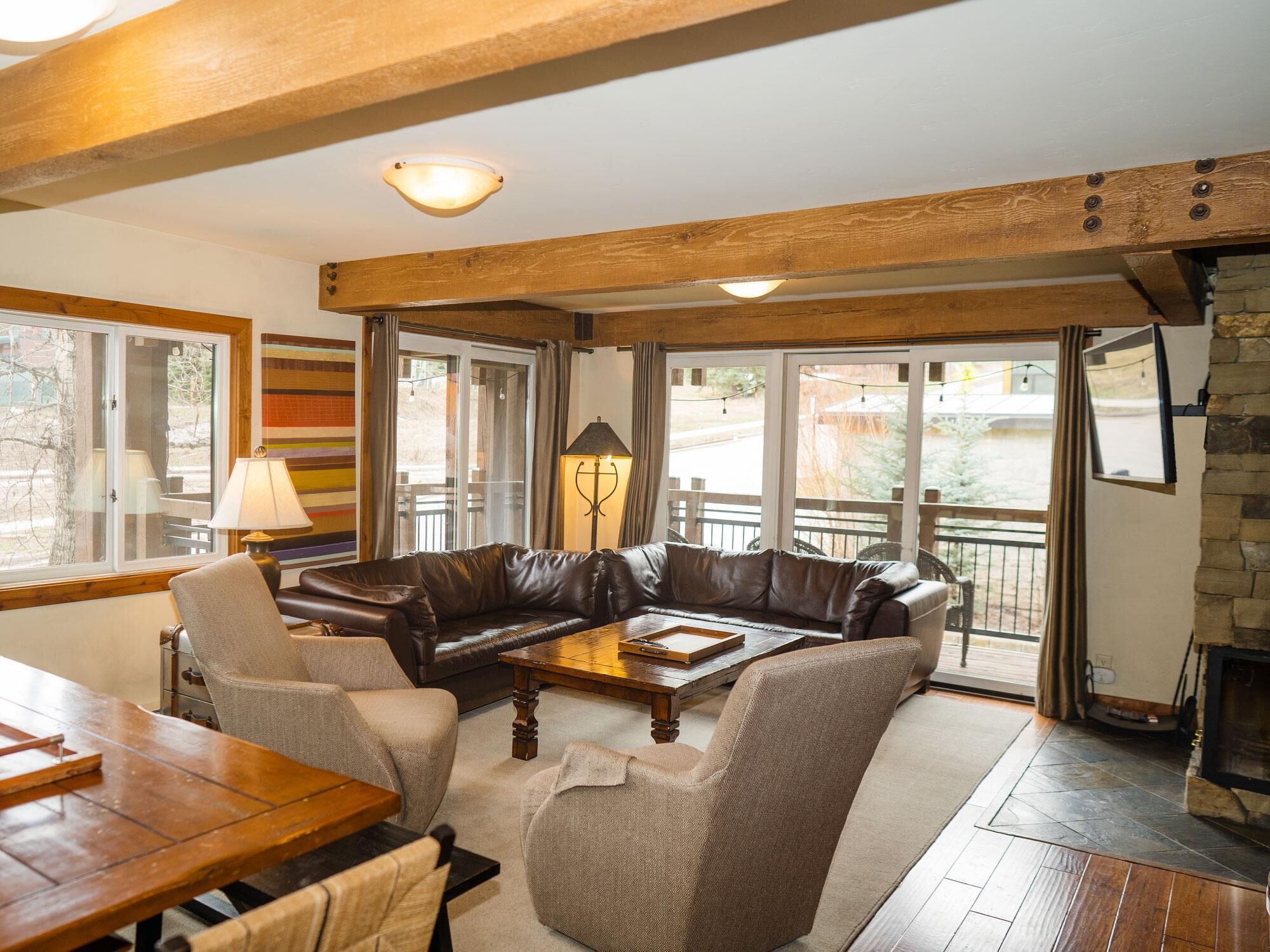Lift One - Amazing three-bedroom with mountain views