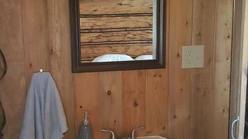 Douche, sĂšche-cheveux, serviettes fournies, savon