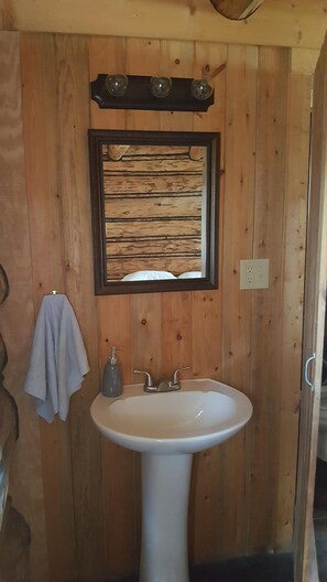 Douche, sèche-cheveux, serviettes fournies, savon