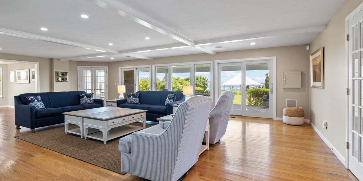 Televisión de pantalla plana, videojuegos, tenis de mesa y videoteca 