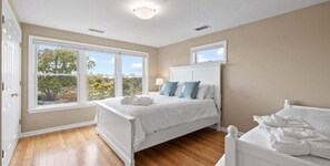 5 bedrooms, desk, iron/ironing board, free WiFi