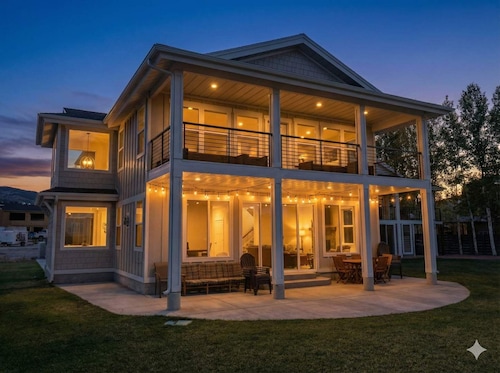 The Retreat at Legacy Beach - Lakefront Villa
