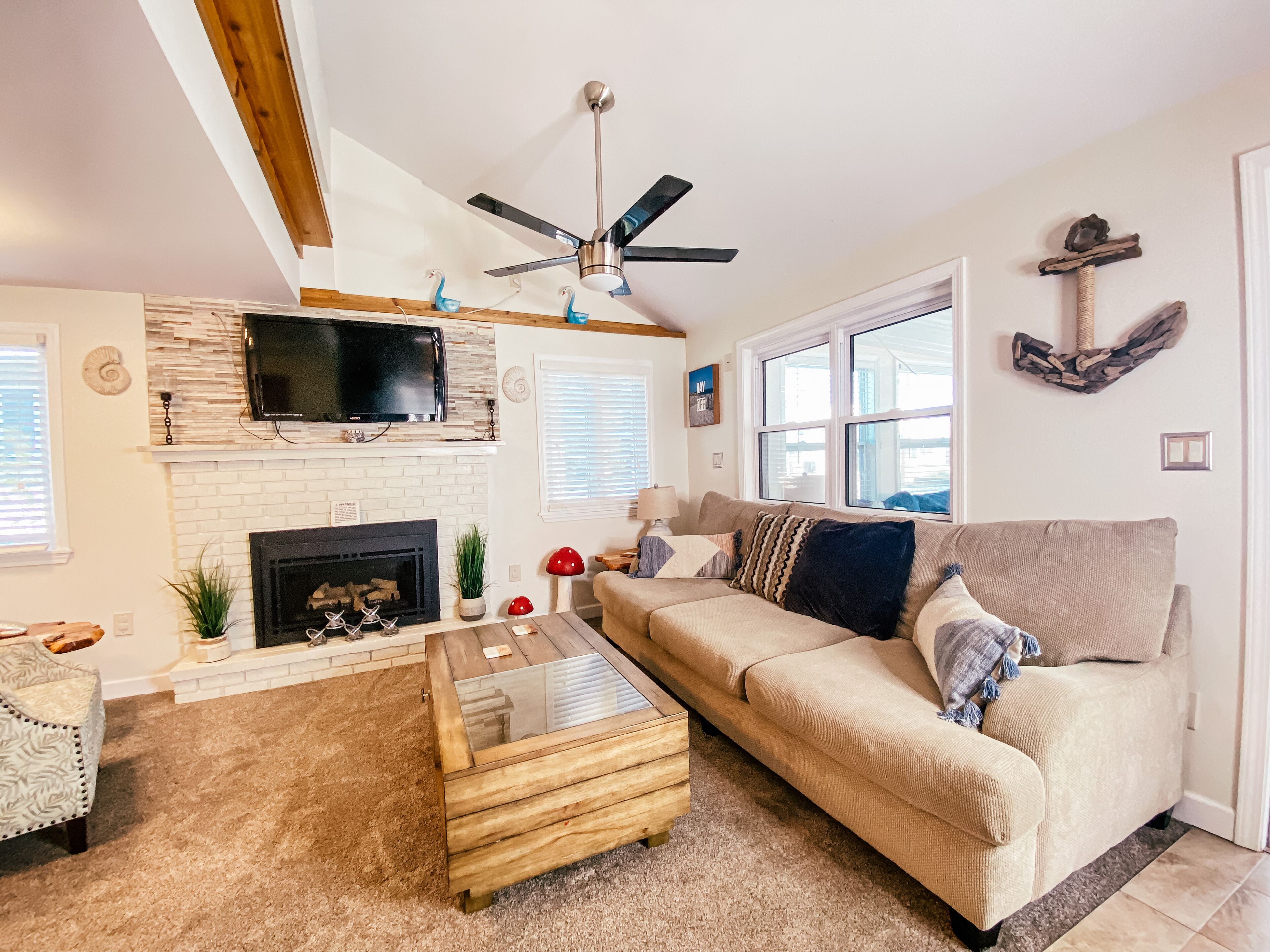 SEA SHELL (4) Bedroom Home  Steps from Lake Erie