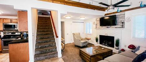 スマートテレビ、暖炉、DVD プレーヤー