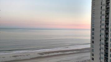 En la playa, sillas reclinables de playa