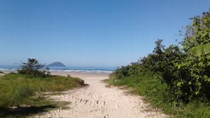 Perto da praia, espreguiçadeiras
