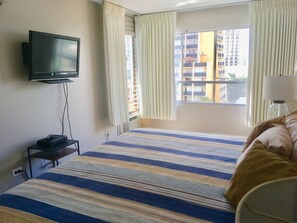 2 bedrooms, desk, iron/ironing board, free WiFi - Location! 2br/1ba Condo 2 blocks to Waikiki main beach, on-site parking (Honolulu)