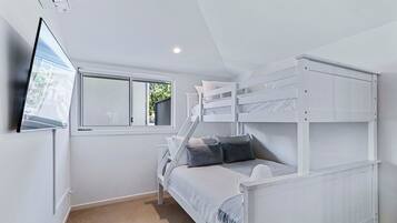 3 bedrooms, iron/ironing board, free WiFi, bed sheets