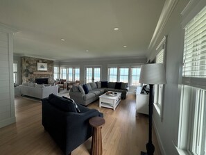 Een smart-tv en een open haard