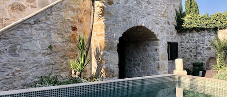 Außenpool (je nach Saison geöffnet), Liegestühle