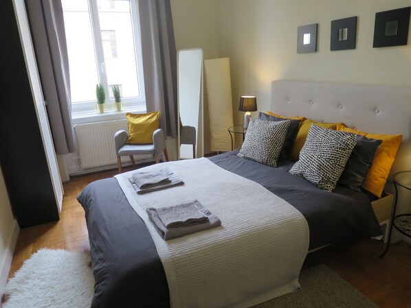 5 habitaciones, tabla de planchar con plancha, wifi y ropa de cama