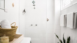 Baignoire, sèche-cheveux