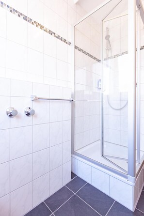 Bed in 6-bed dormitory | Bathroom | Shower, free toiletries, hair dryer, towels - BrauHotel Bonn (Bonn)