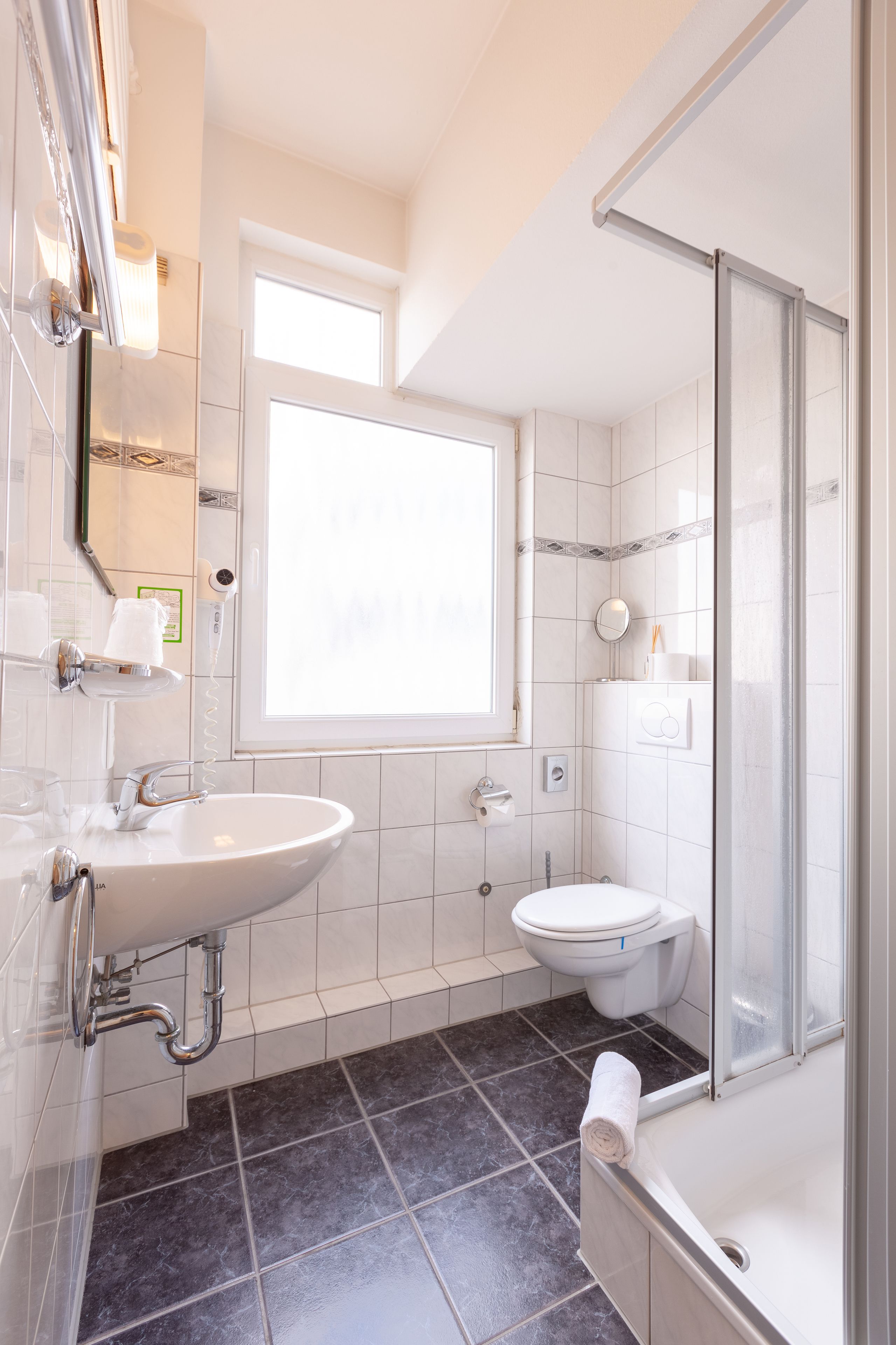 triple room | bathroom | shower, free toiletries, hair dryer, towels