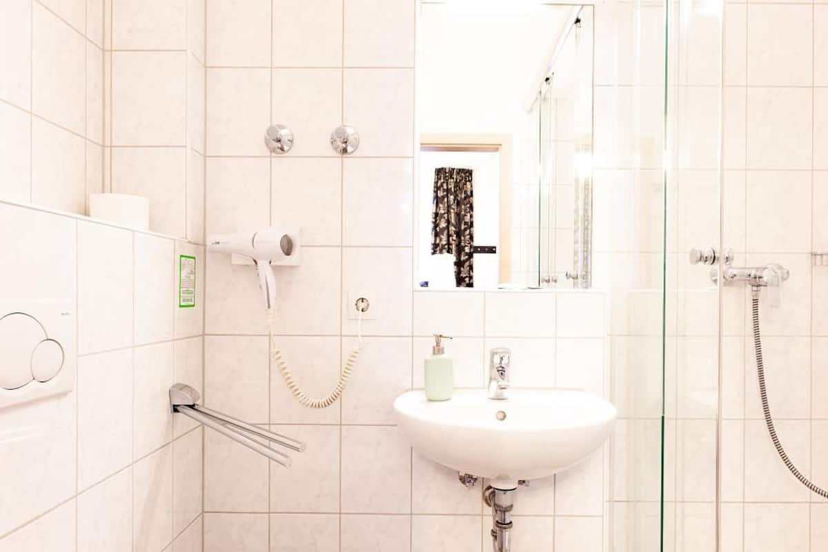 double room | bathroom | shower, free toiletries, hair dryer, towels