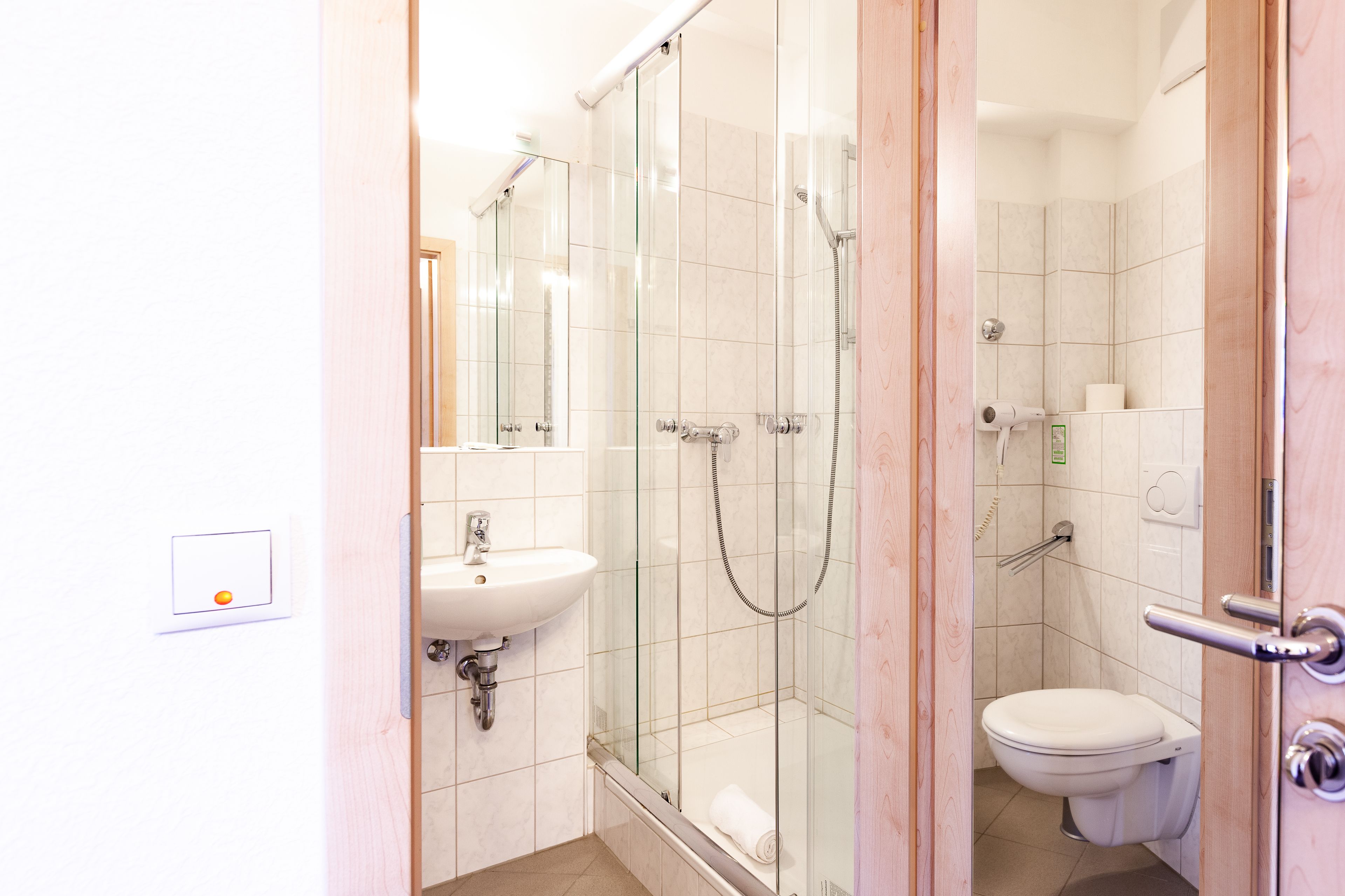 double room | bathroom | shower, free toiletries, hair dryer, towels