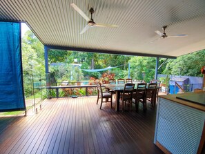 Outdoor dining - Lovely large 2 bedroom home with swimming pool (Cairns)
