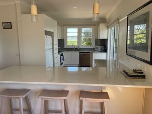 Kylskåp, mikrovågsugn, ugn och diskmaskin