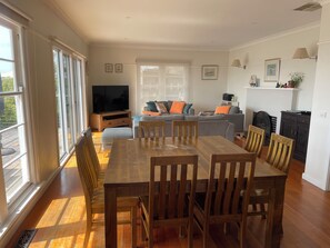 Dining - McCrae, the perfect stay. Short walk to beach plus beautiful bay views (McCrae)