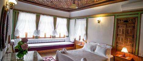 Superior suite, bubbelbad | Een bureau, geluiddichte muren, een strijkplank/strijkijzer