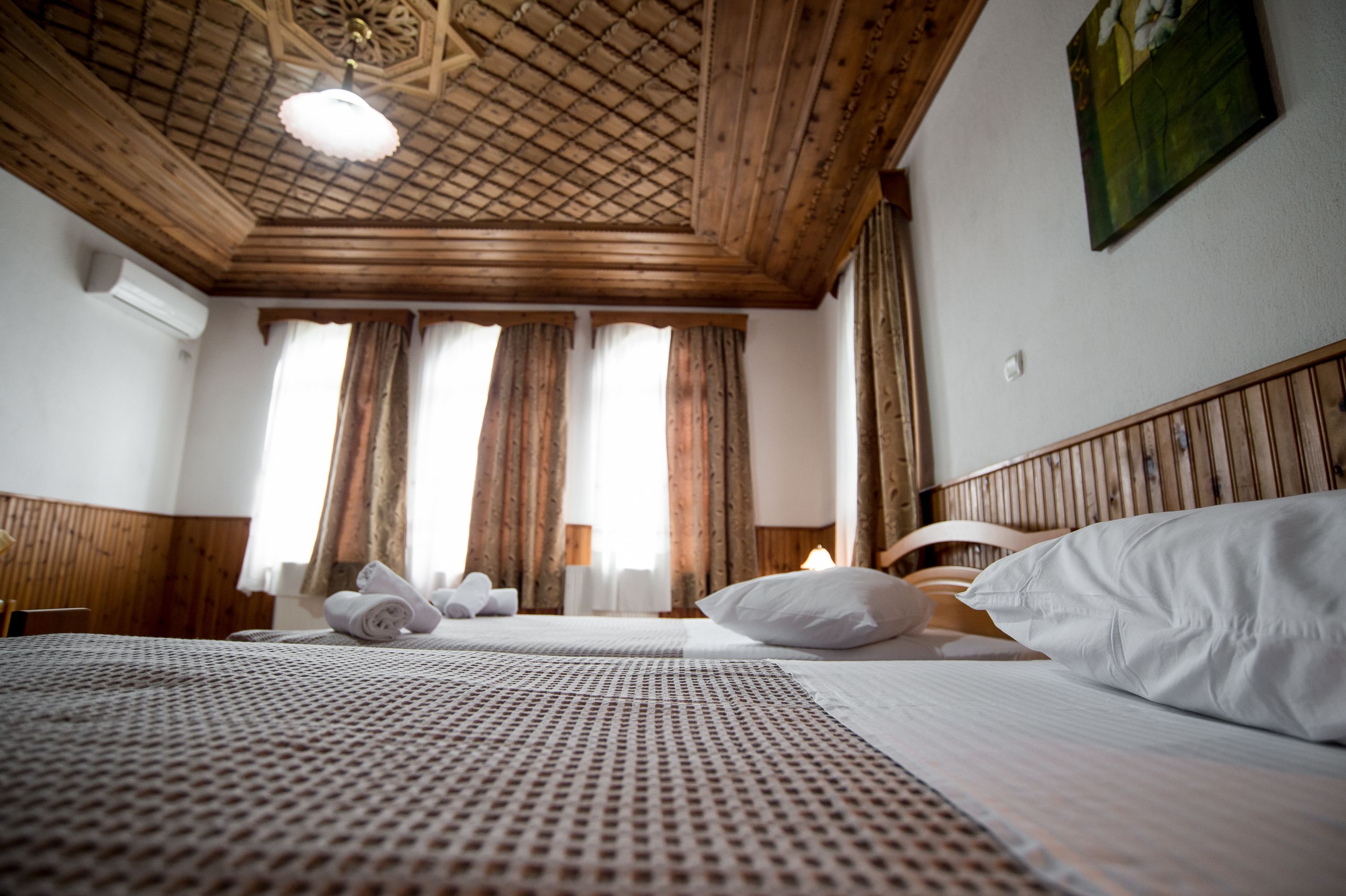 triple room | desk, soundproofing, iron/ironing board, free cots/infant beds