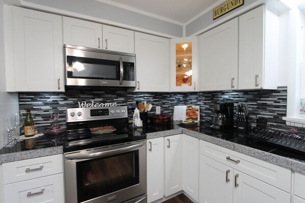 Geladeira, micro-ondas, fogão, cooktop