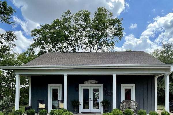 Charming in town Carmine cottage located across from the park