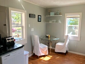 Kylskåp, mikrovågsugn, ugn och spishäll