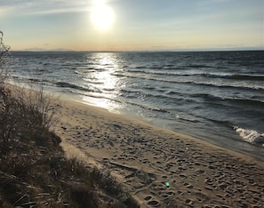 På stranden, solstolar och strandhanddukar