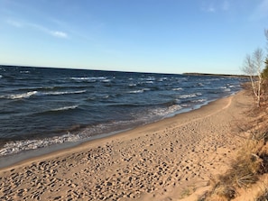På stranden, solstolar och strandhanddukar