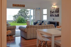 TV, fireplace, DVD player, stereo - Absolute Beachfront Onemana Pararaiha (Onemana)