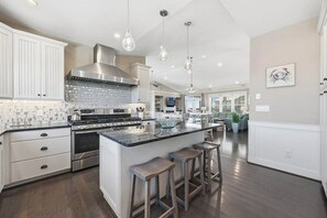 Frigorifero con congelatore, microonde, forno, piano cottura