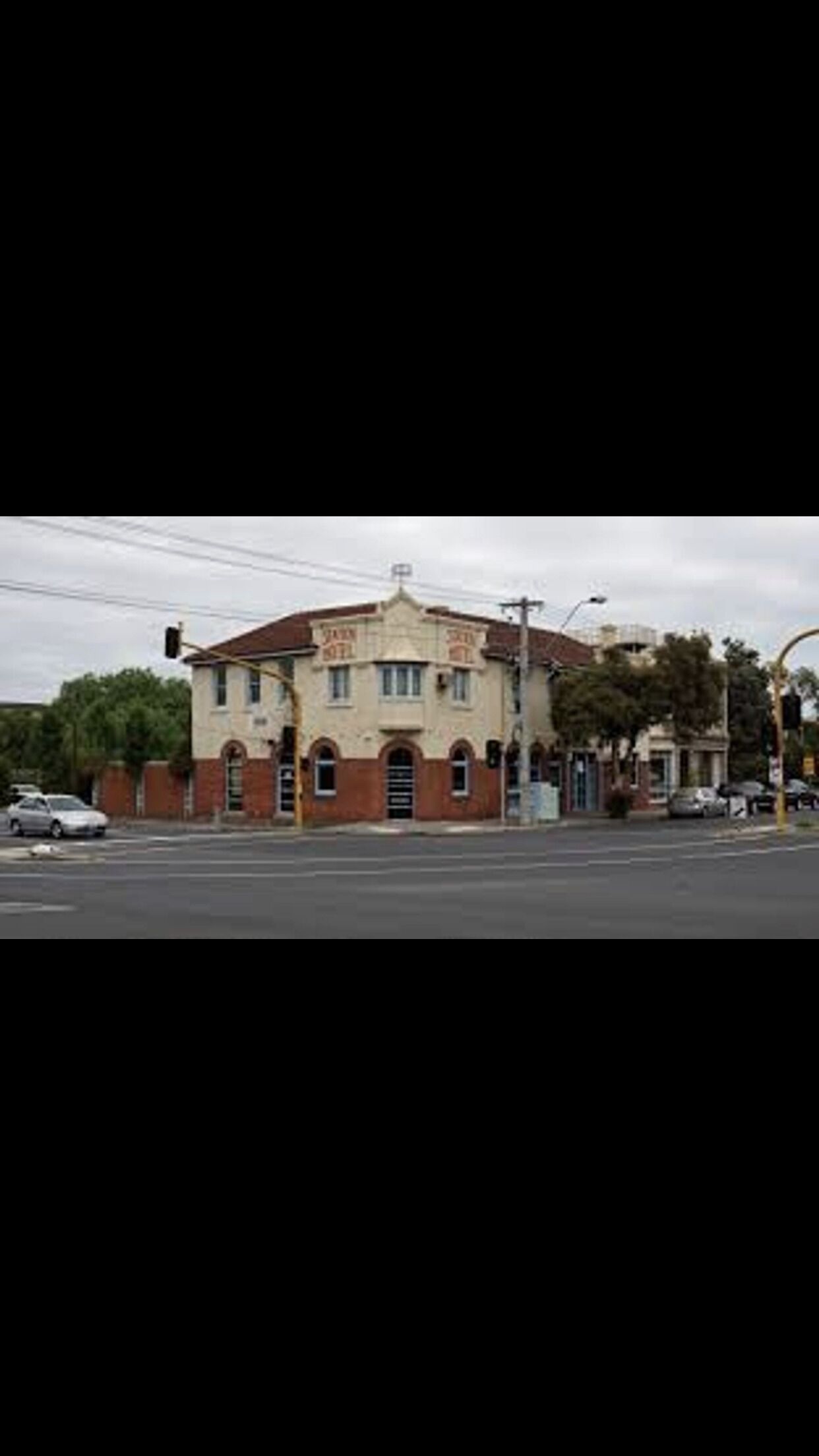 This fabulous old Victorian home is just beautifully renovated — image 4