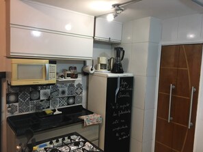 Kjøleskap, mikrobølgeovn, kokeplater og kaffetrakter/tekoker