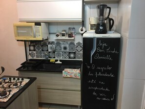 Geladeira, micro-ondas, cooktop, cafeteira/chaleira
