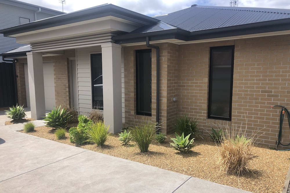 "Nelapollo" gorgeous getaway, Central private location! Short walk to beach.