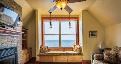 El Inn en Croftville Road Cottages # 8. En la orilla del lago superior.