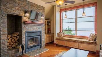 Smart TV, fireplace