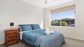 4 makuuhuonetta, työpöytä, vuodevaatteet