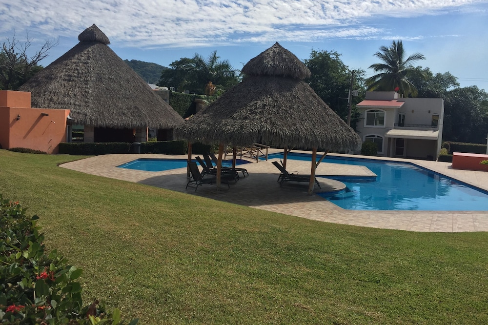 Beach house in Manzanillo with swimming pool and tennis court with a/c